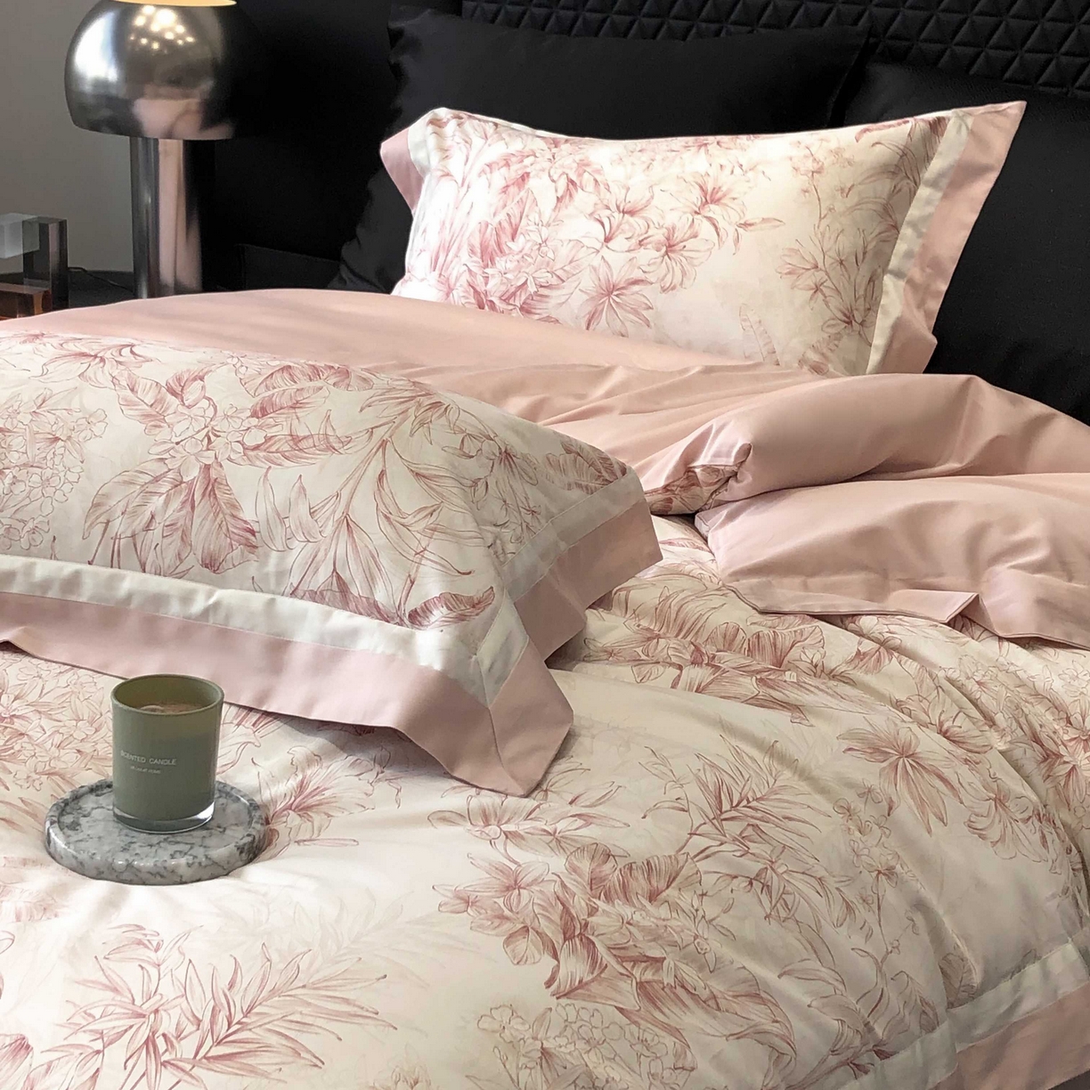 91家纺网 家纺一手货源 找家纺 2025新款高支高密长绒棉专版数码印花双拼系列四件套-卡梅伦【券后不低于378】 卡梅伦-粉