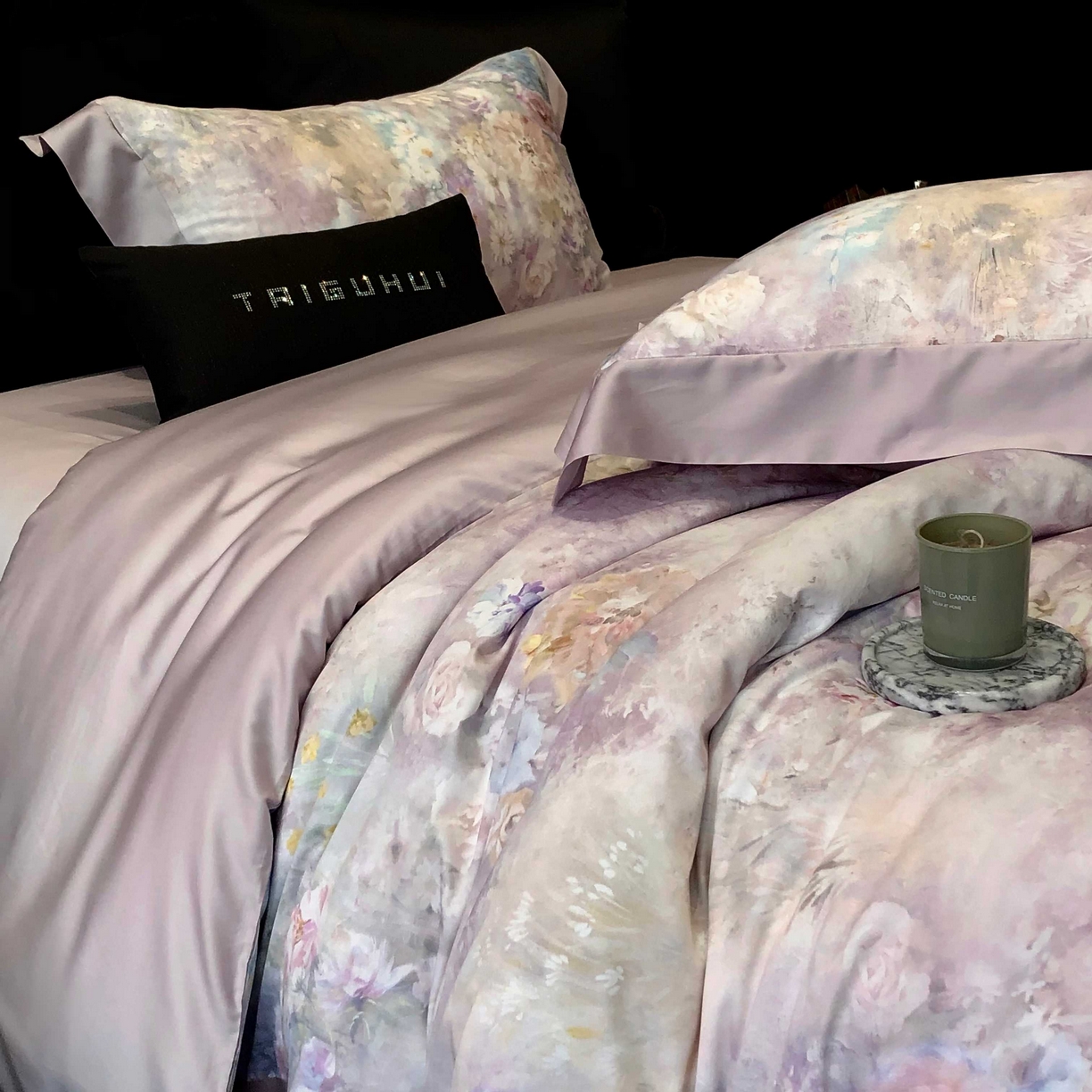 91家纺网 家纺一手货源 找家纺 2025新款高支高密长绒棉专版数码印花双拼系列四件套-卡梅伦【券后不低于378】 棉沐苒-紫