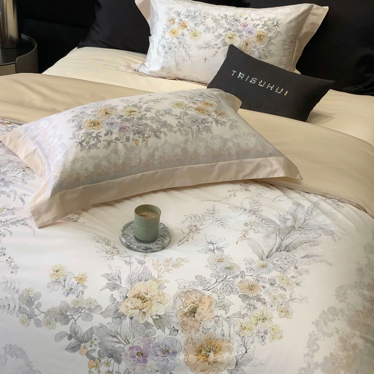 91家纺网 家纺一手货源 找家纺 2025新款高支高密长绒棉大版数码印花双拼系列四件套【券后不低于388】 一路繁花-米黄