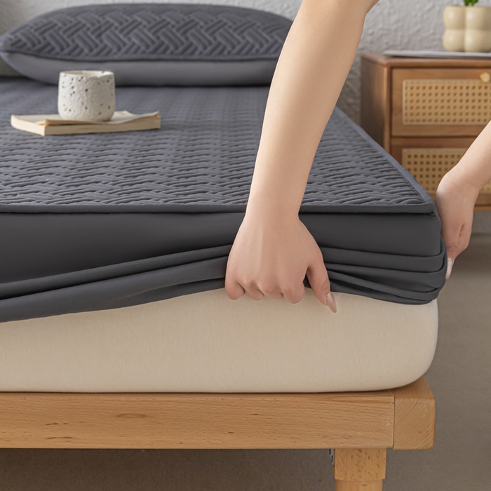 91家纺网 家纺一手货源 找家纺 欧邦 2025新款四季款纯色水洗棉夹棉床笠床垫保护罩-场景一 条格-深灰