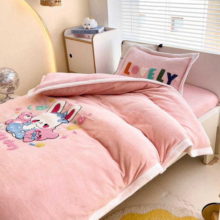 91家纺网 家纺一手货源 找家纺 梵赫 2025新款A类牛奶绒毛巾绣儿童幼儿园三件套多件套 玩偶兔兔