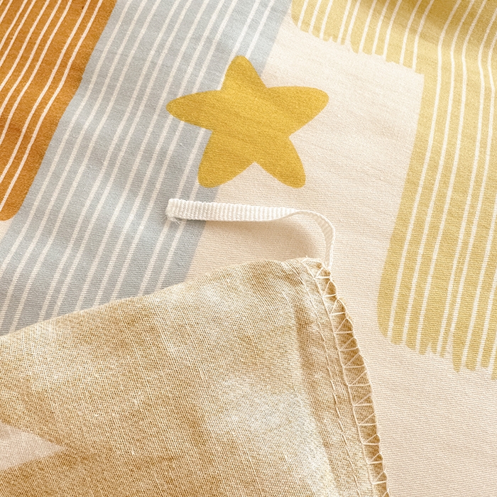 91家纺网 家纺一手货源 找家纺 卡普 2025新款爆款加厚卡通小清新全棉纯棉学生宿舍三件套床笠隔天可拿星光条纹