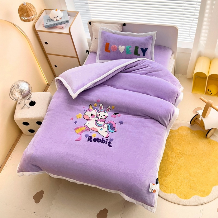 91家纺网 家纺一手货源 找家纺 梵赫 2025新款牛奶绒毛巾绣儿童幼儿园被套被芯组合 骑士兔兔