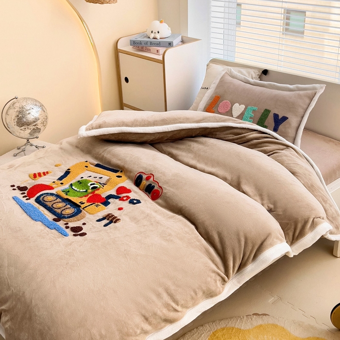 91家纺网 家纺一手货源 找家纺 梵赫 2025新款牛奶绒毛巾绣儿童幼儿园被套被芯组合 挖机小伙伴