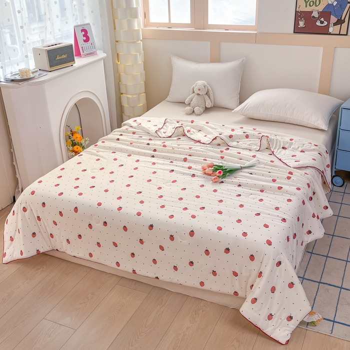 91家纺网 家纺一手货源 找家纺 龙图家纺 2025新款A类母婴针织棉夏被印花卡通凉感丝夏凉被空调被 小草莓