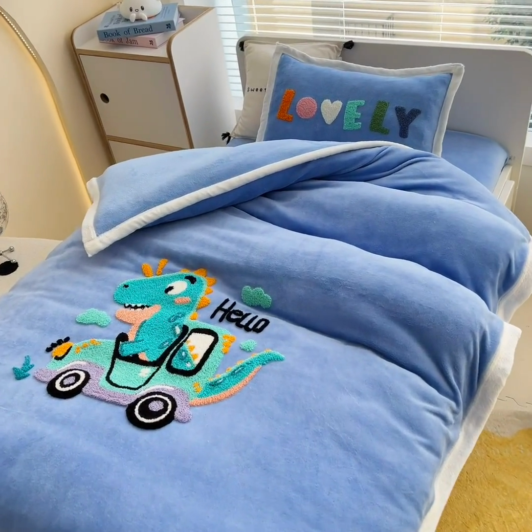 91家纺网 家纺一手货源 找家纺 （总）梵赫 2025新款牛奶绒毛巾绣儿童幼儿园被套被芯组合