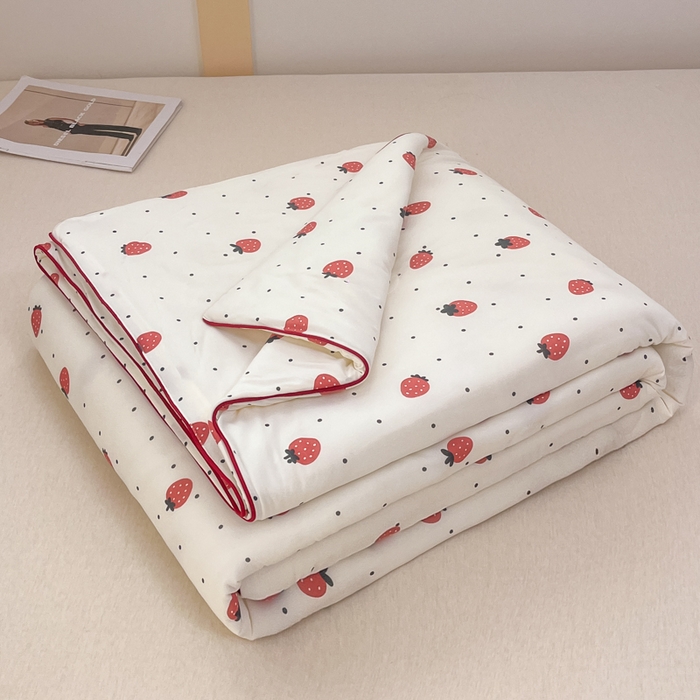 91家纺网 家纺一手货源 找家纺 龙图家纺 2025新款A类母婴针织棉夏被印花卡通凉感丝夏凉被空调被 小草莓