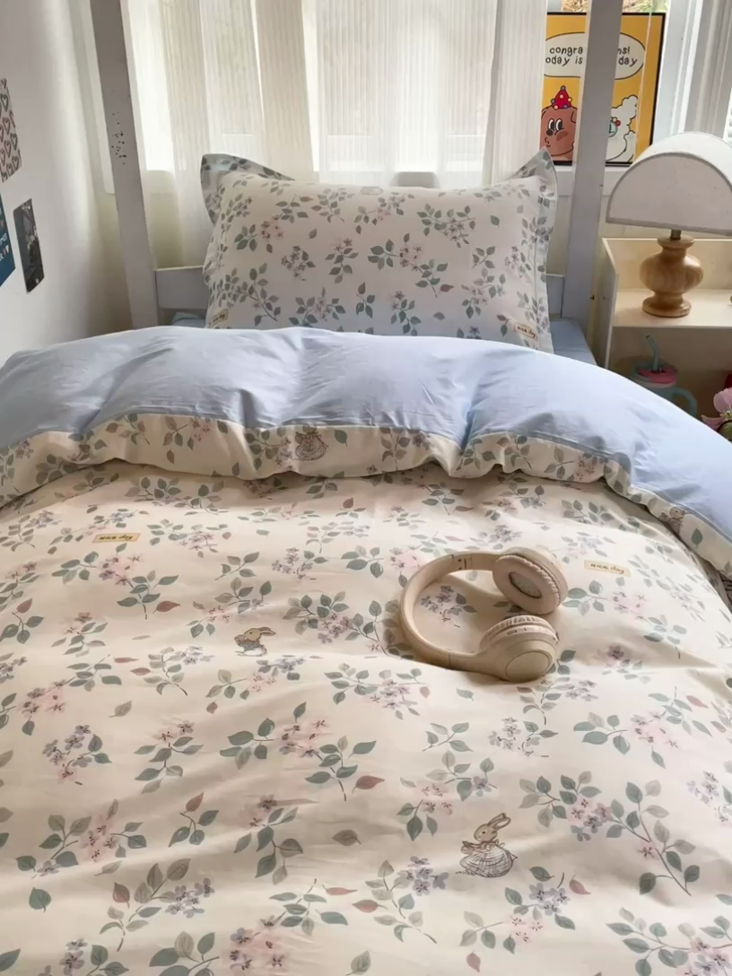 91家纺网 家纺一手货源 找家纺 卡普 2025新款爆款加厚卡通小清新全棉纯棉学生宿舍三件套床笠隔天可拿温暖思绪