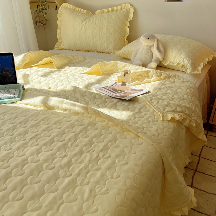 91家纺网 家纺一手货源 找家纺 六巷胡同 2025新款韩系INS博主风小爱心绗缝夏被床盖 INS小爱心-奶黄