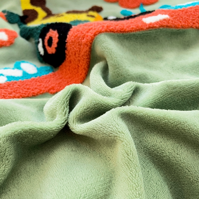 91家纺网 家纺一手货源 找家纺 梵赫 2025新款牛奶绒毛巾绣儿童幼儿园被套被芯组合 滑板长颈鹿