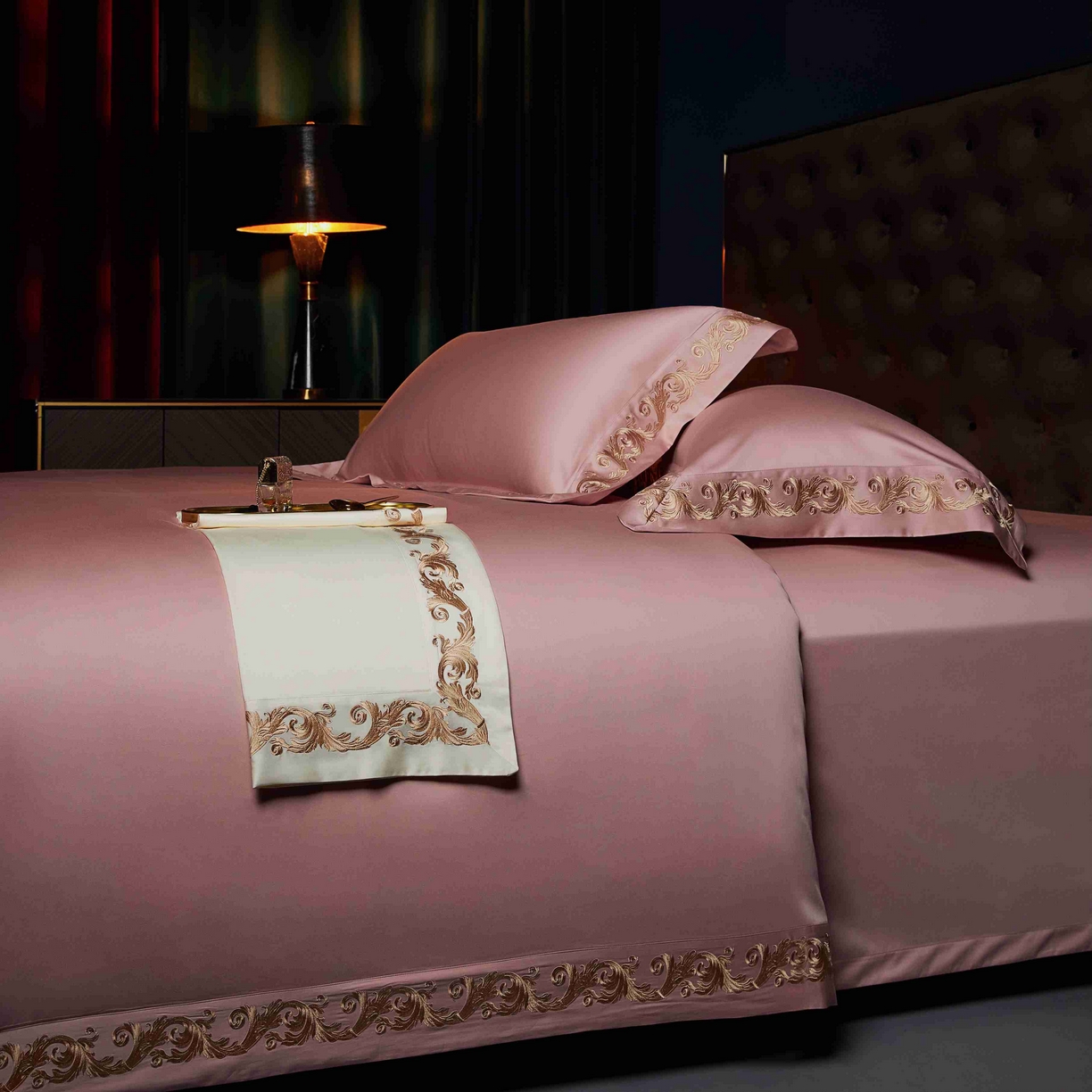 91家纺网 家纺一手货源 找家纺 缔缦 2025新款高端定织面料S140长绒棉精梳棉重磅刺绣四件套罗莎系列 罗莎 玉粉