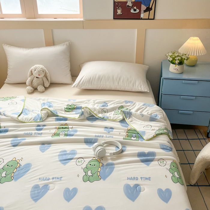91家纺网 家纺一手货源 找家纺 龙图家纺 2025新款A类母婴针织棉夏被印花卡通凉感丝夏凉被空调被 爱心恐龙