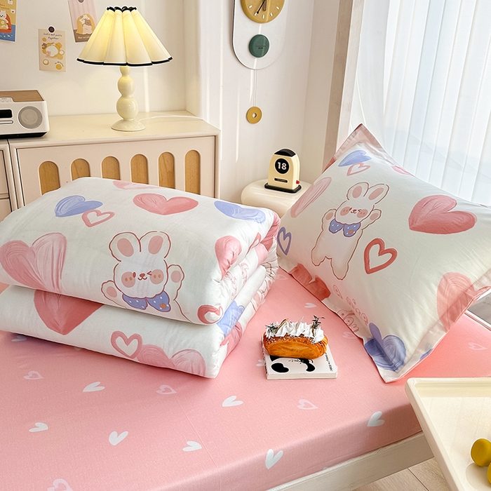 91家纺网 家纺一手货源 找家纺 卡普 2025新款爆款加厚卡通小清新全棉纯棉学生宿舍三件套床笠隔天可拿小兔可可