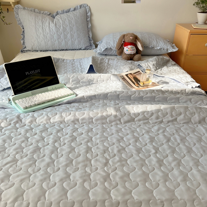 91家纺网 家纺一手货源 找家纺 六巷胡同 2025新款韩系INS博主风小爱心绗缝夏被床盖 INS小爱心-浅蓝