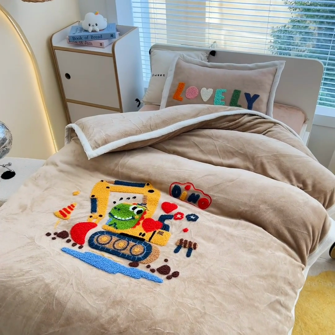 91家纺网 家纺一手货源 找家纺 梵赫 2025新款牛奶绒毛巾绣儿童幼儿园被套被芯组合 挖机小伙伴
