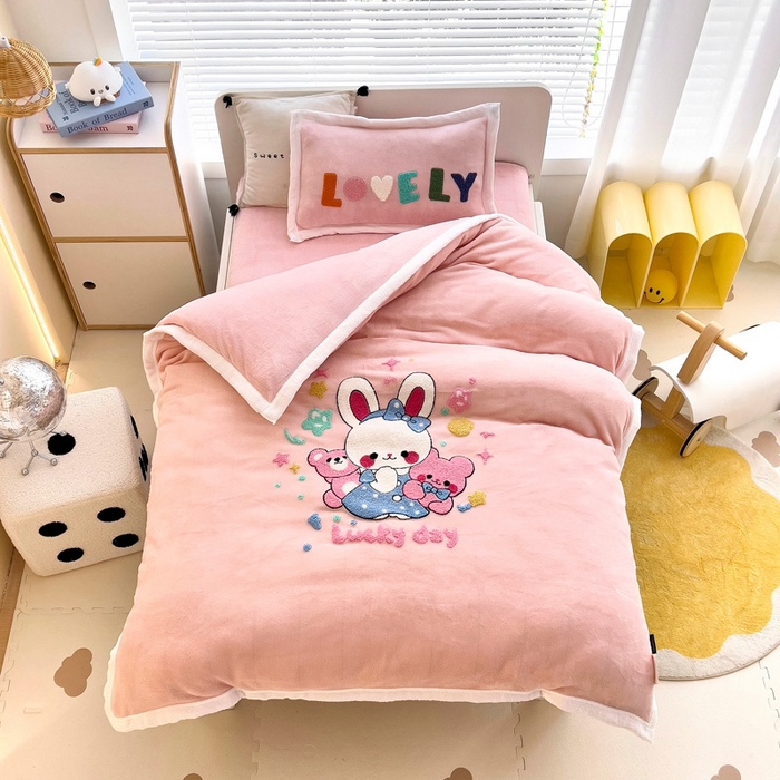 91家纺网 家纺一手货源 找家纺 梵赫 2025新款牛奶绒毛巾绣儿童幼儿园被套被芯组合 玩偶兔兔
