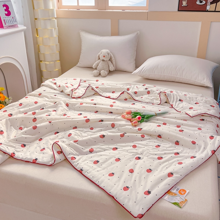 91家纺网 家纺一手货源 找家纺 龙图家纺 2025新款A类母婴针织棉夏被印花卡通凉感丝夏凉被空调被 小草莓