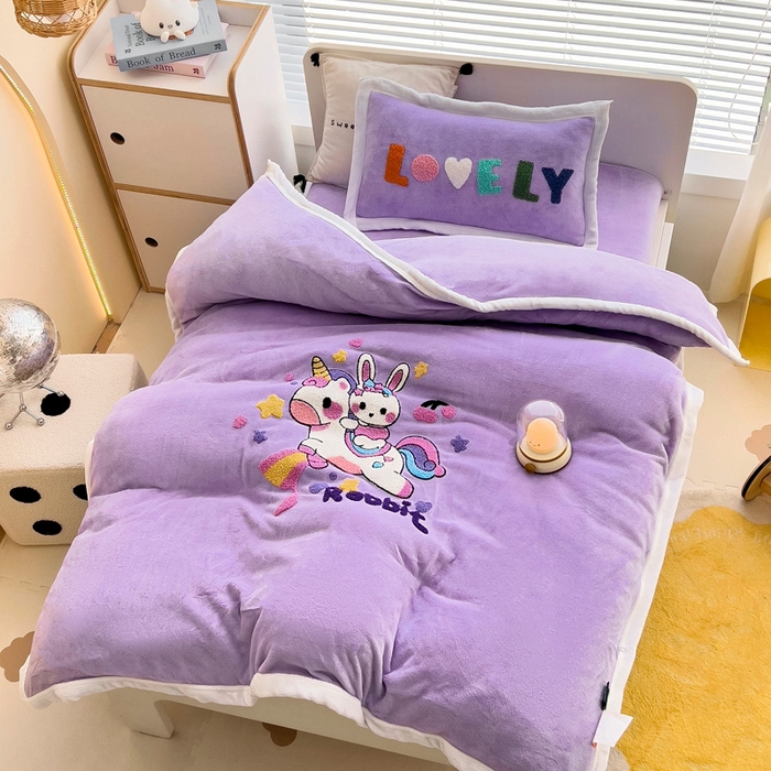 91家纺网 家纺一手货源 找家纺 梵赫 2025新款牛奶绒毛巾绣儿童幼儿园被套被芯组合 骑士兔兔