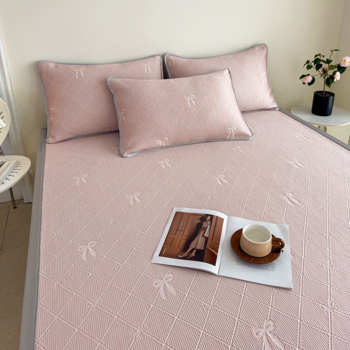 91家纺网 家纺一手货源 找家纺 吉祥家纺 2025春夏新款包边提花凉席席子 领结粉