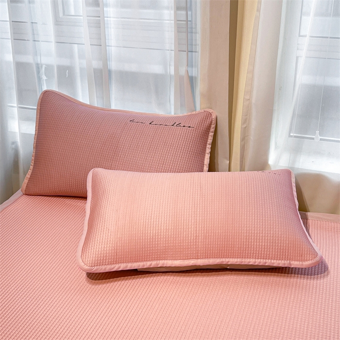 91家纺网 家纺一手货源 找家纺 喜居 2025新款中分子小奶汪刺绣凉席PE凉席 小奶汪-粉