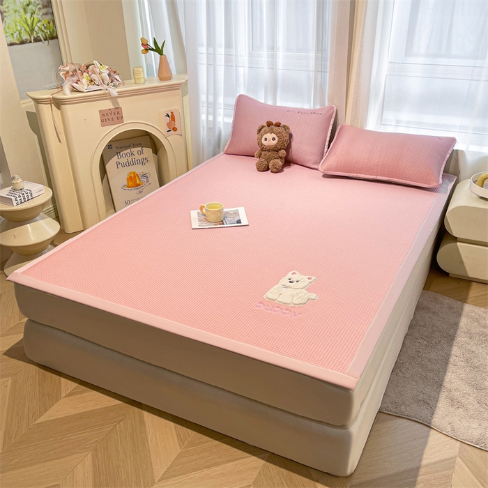 91家纺网 家纺一手货源 找家纺 喜居 2025新款中分子小奶汪刺绣凉席PE凉席 小奶汪-粉