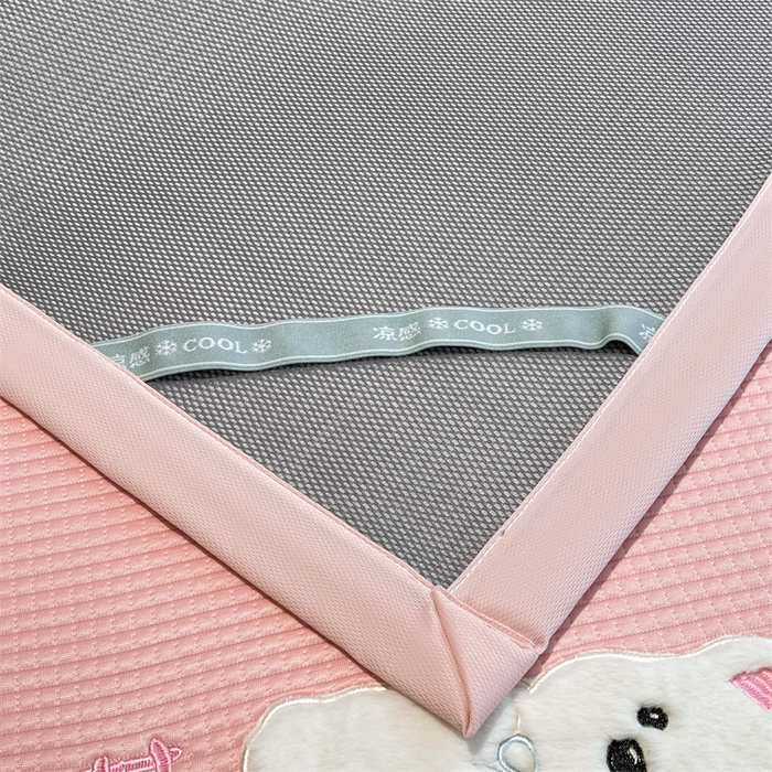 91家纺网 家纺一手货源 找家纺 喜居 2025新款中分子小奶汪刺绣凉席PE凉席 小奶汪-粉