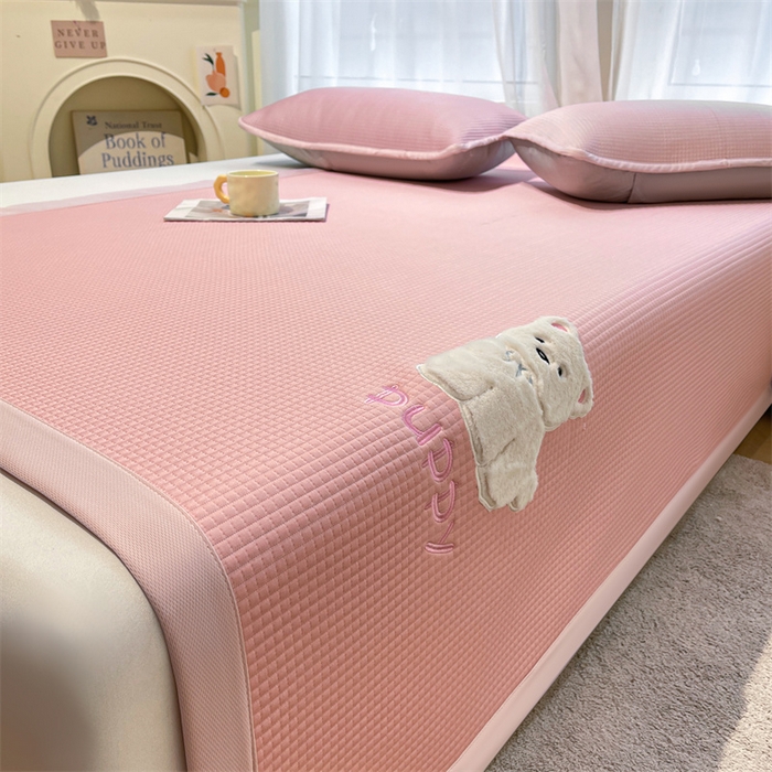 91家纺网 家纺一手货源 找家纺 喜居 2025新款中分子小奶汪刺绣凉席PE凉席 小奶汪-粉