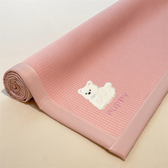 91家纺网 家纺一手货源 找家纺 喜居 2025新款中分子小奶汪刺绣凉席PE凉席 小奶汪-粉