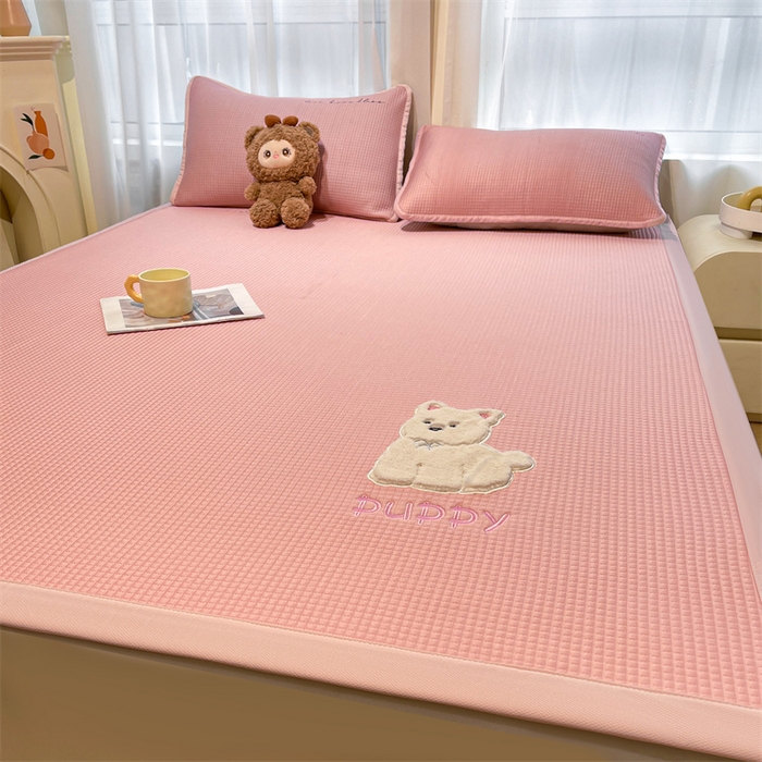 91家纺网 家纺一手货源 找家纺 喜居 2025新款中分子小奶汪刺绣凉席PE凉席 小奶汪-粉