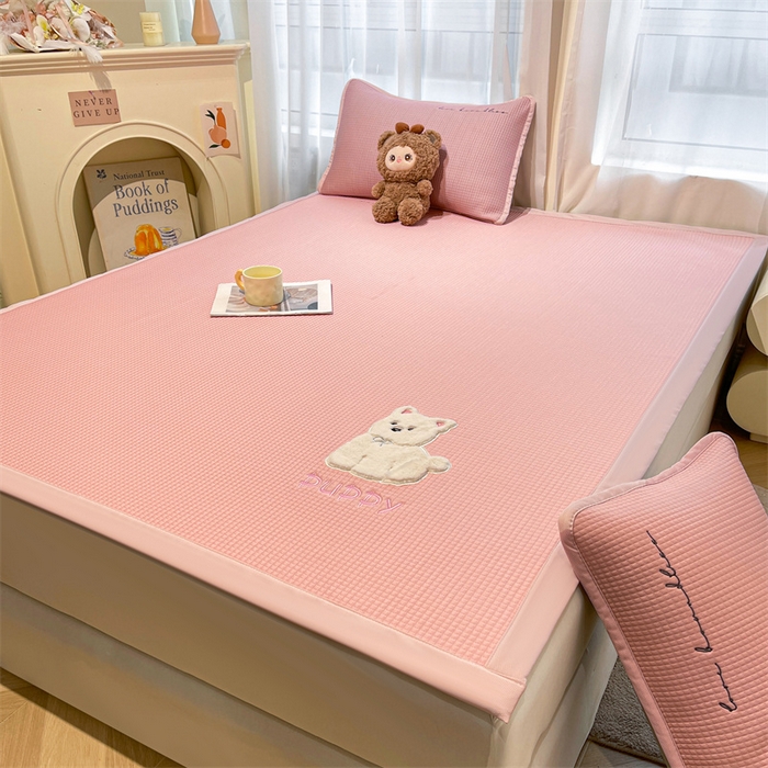 91家纺网 家纺一手货源 找家纺 喜居 2025新款中分子小奶汪刺绣凉席PE凉席 小奶汪-粉