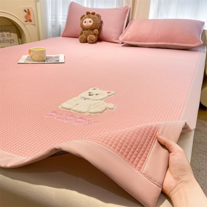 91家纺网 家纺一手货源 找家纺 喜居 2025新款中分子小奶汪刺绣凉席PE凉席 小奶汪-粉