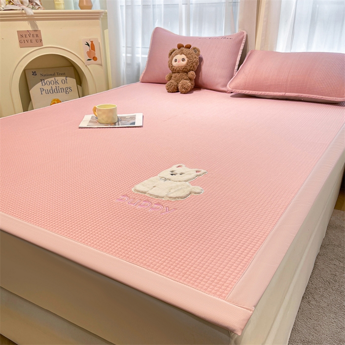 91家纺网 家纺一手货源 找家纺 喜居 2025新款中分子小奶汪刺绣凉席PE凉席 小奶汪-粉