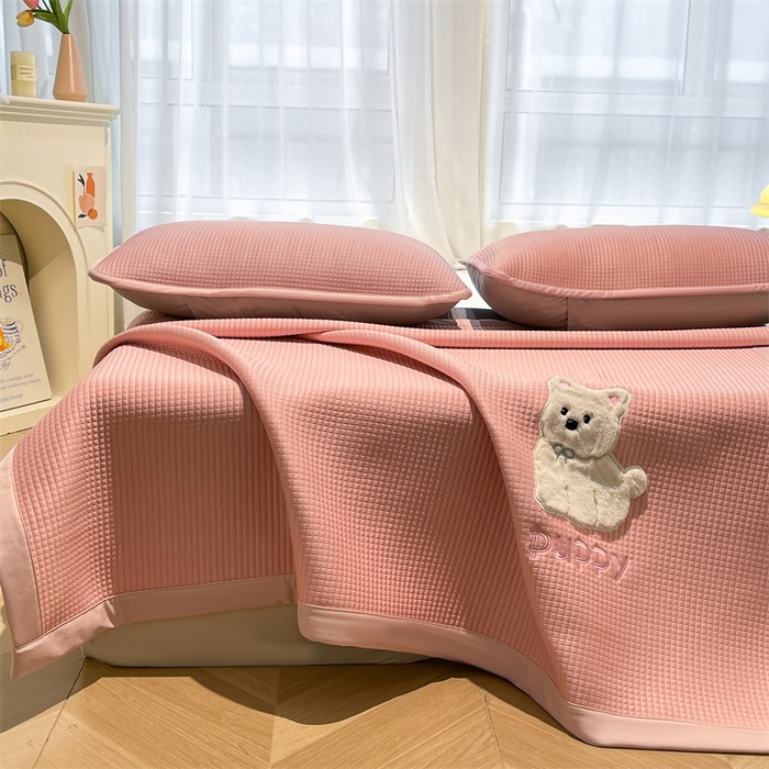 91家纺网 家纺一手货源 找家纺 喜居 2025新款中分子小奶汪刺绣凉席PE凉席 小奶汪-粉