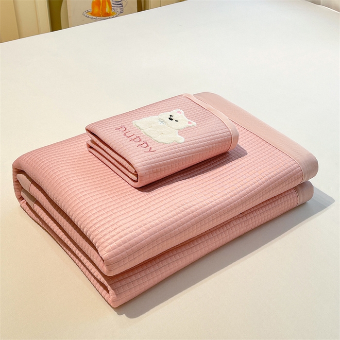 91家纺网 家纺一手货源 找家纺 喜居 2025新款中分子小奶汪刺绣凉席PE凉席 小奶汪-粉