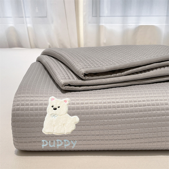 91家纺网 家纺一手货源 找家纺 喜居 2025新款中分子小奶汪刺绣凉席PE凉席 小奶汪-灰