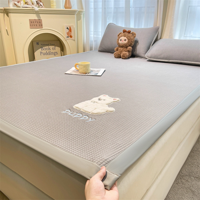 91家纺网 家纺一手货源 找家纺 喜居 2025新款中分子小奶汪刺绣凉席PE凉席 小奶汪-灰