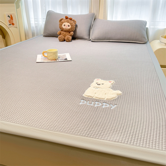 91家纺网 家纺一手货源 找家纺 喜居 2025新款中分子小奶汪刺绣凉席PE凉席 小奶汪-灰