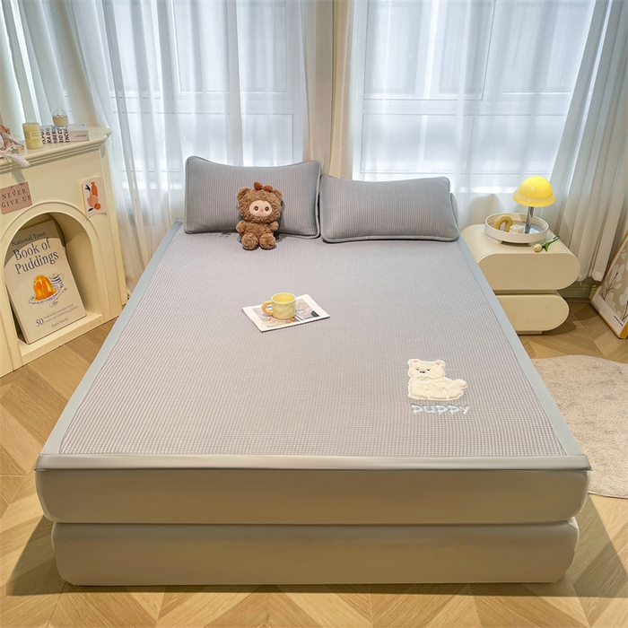 91家纺网 家纺一手货源 找家纺 喜居 2025新款中分子小奶汪刺绣凉席PE凉席 小奶汪-灰