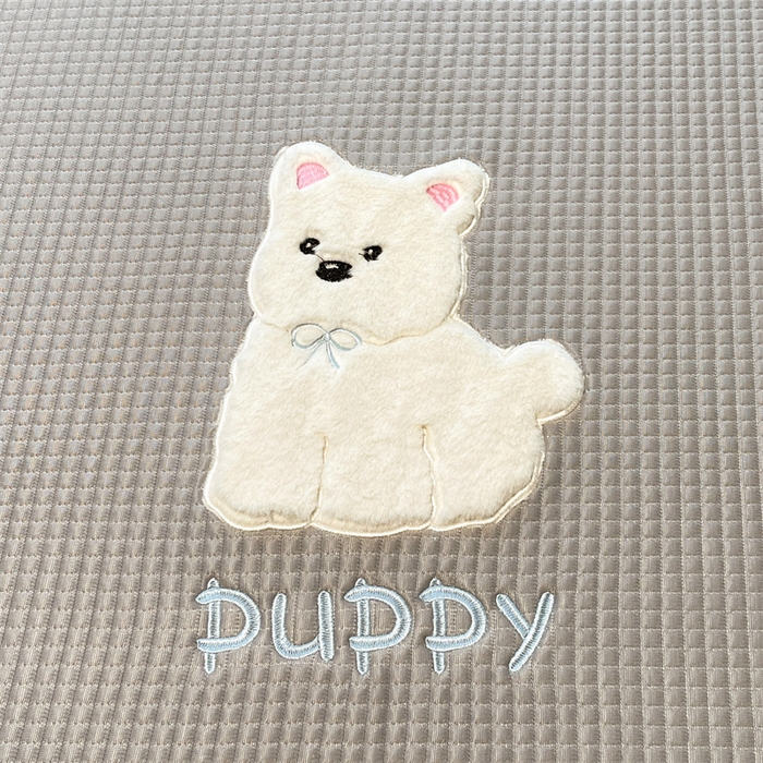 91家纺网 家纺一手货源 找家纺 喜居 2025新款中分子小奶汪刺绣凉席PE凉席 小奶汪-灰