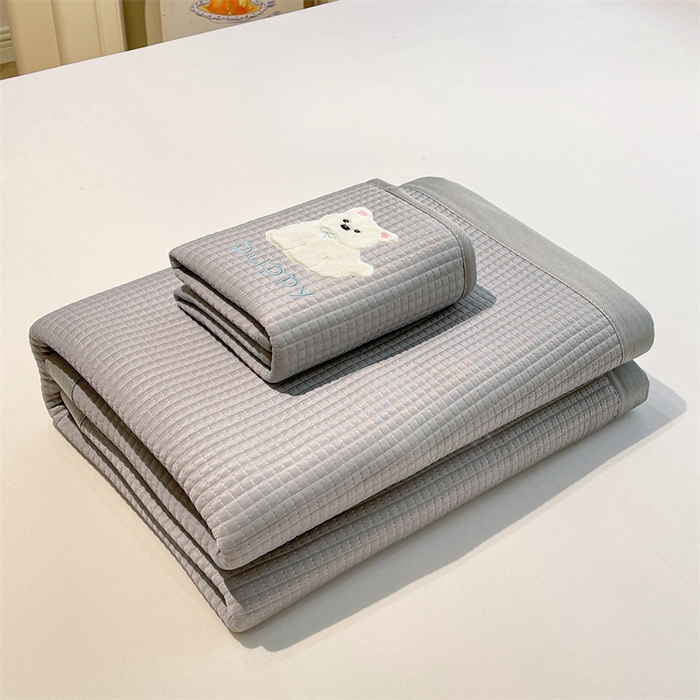 91家纺网 家纺一手货源 找家纺 喜居 2025新款中分子小奶汪刺绣凉席PE凉席 小奶汪-灰