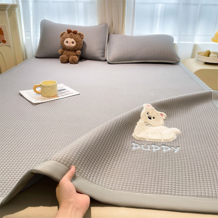 91家纺网 家纺一手货源 找家纺 喜居 2025新款中分子小奶汪刺绣凉席PE凉席 小奶汪-灰