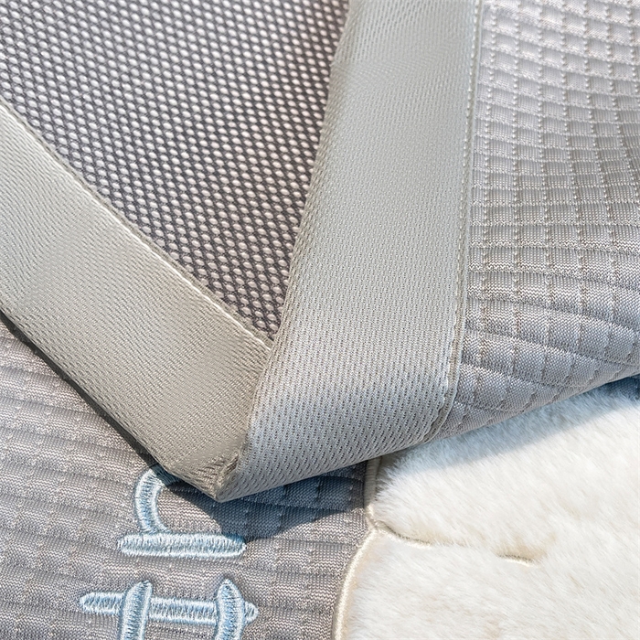 91家纺网 家纺一手货源 找家纺 喜居 2025新款中分子小奶汪刺绣凉席PE凉席 小奶汪-灰