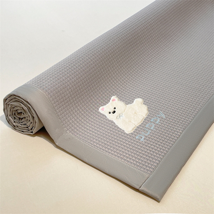 91家纺网 家纺一手货源 找家纺 喜居 2025新款中分子小奶汪刺绣凉席PE凉席 小奶汪-灰