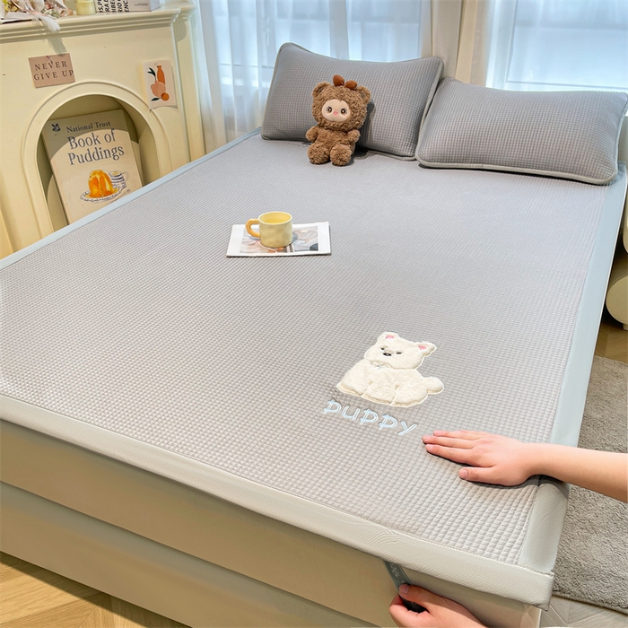 91家纺网 家纺一手货源 找家纺 喜居 2025新款中分子小奶汪刺绣凉席PE凉席 小奶汪-灰