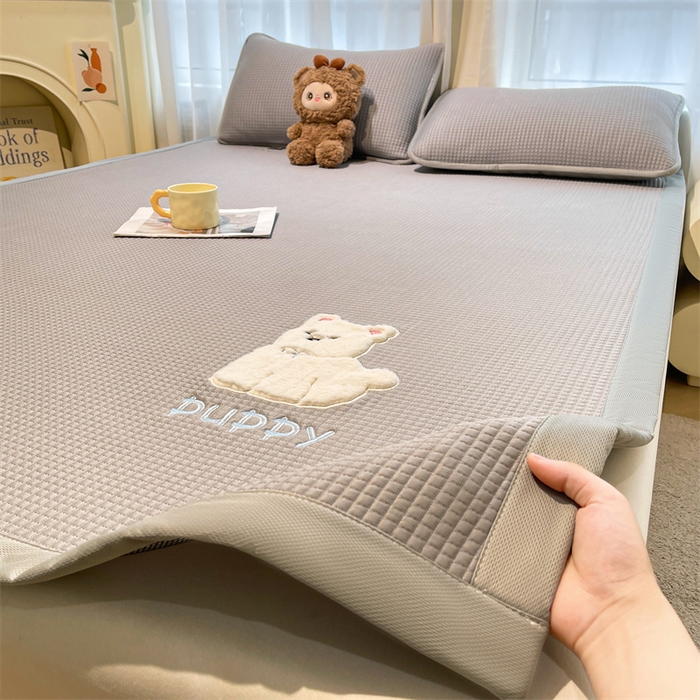 91家纺网 家纺一手货源 找家纺 喜居 2025新款中分子小奶汪刺绣凉席PE凉席 小奶汪-灰