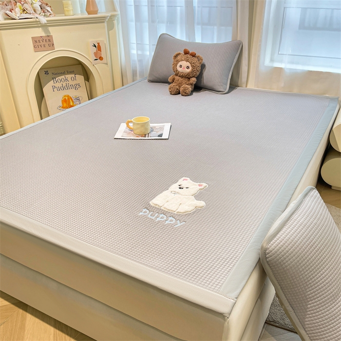 91家纺网 家纺一手货源 找家纺 喜居 2025新款中分子小奶汪刺绣凉席PE凉席 小奶汪-灰