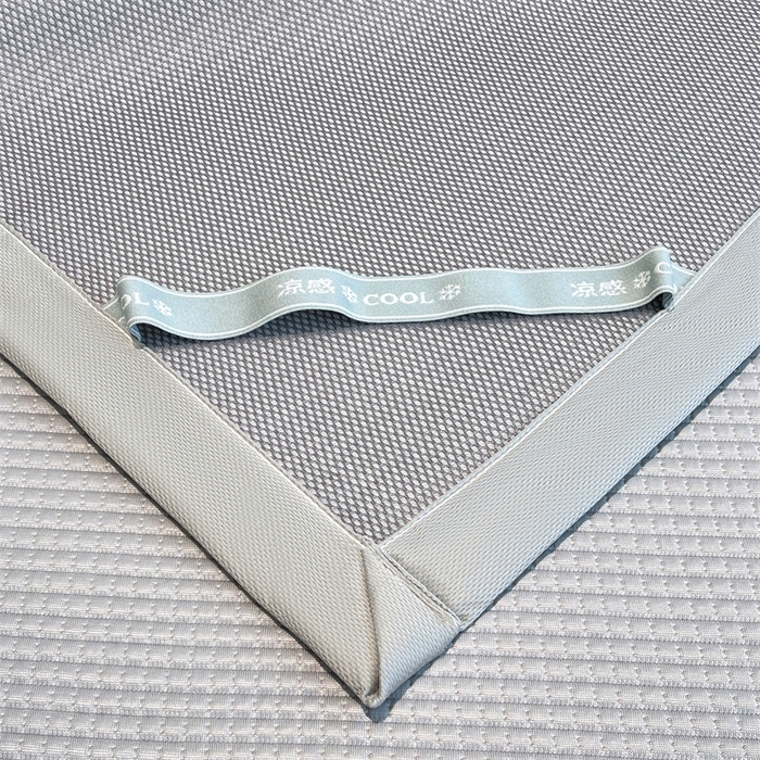 91家纺网 家纺一手货源 找家纺 喜居 2025新款中分子小奶汪刺绣凉席PE凉席 小奶汪-灰