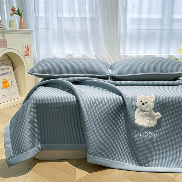 91家纺网 家纺一手货源 找家纺 喜居 2025新款中分子小奶汪刺绣凉席PE凉席 小奶汪-蓝