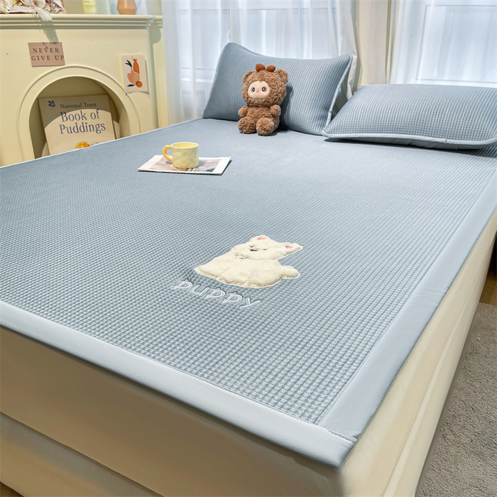 91家纺网 家纺一手货源 找家纺 喜居 2025新款中分子小奶汪刺绣凉席PE凉席 小奶汪-蓝