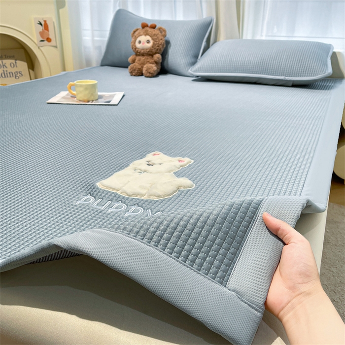 91家纺网 家纺一手货源 找家纺 喜居 2025新款中分子小奶汪刺绣凉席PE凉席 小奶汪-蓝